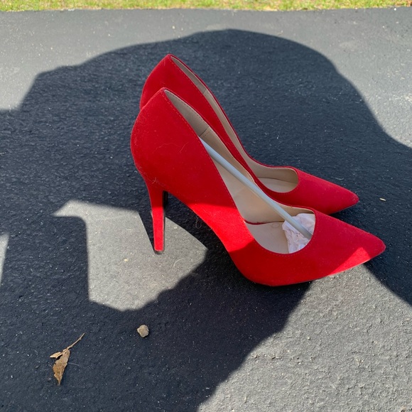 Red pumps - Picture 2 of 2